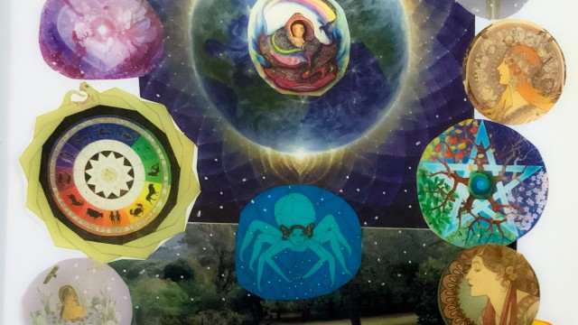 🌸 El poder de un tarot canalizado: Los Mandalas de la Diosa
Los Mandalas de la Diosa es mucho más que un tarot ilustrado; es una obra canalizada a través de profundas experiencias espirituales e inic